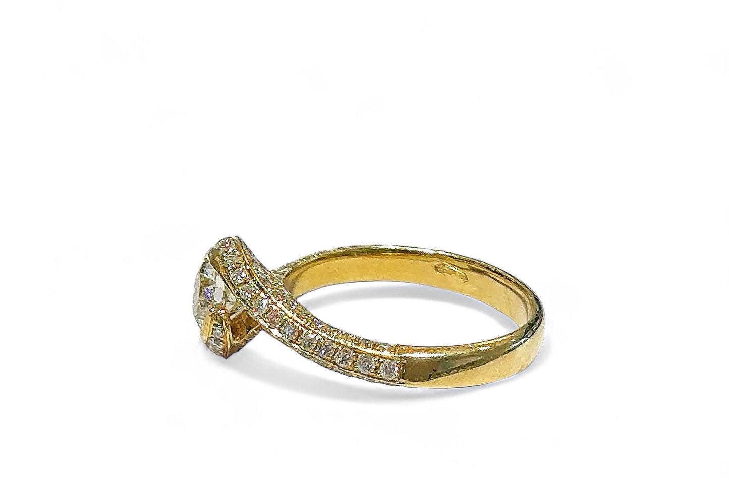 0.72 CT ROUND CUT TWIST RING