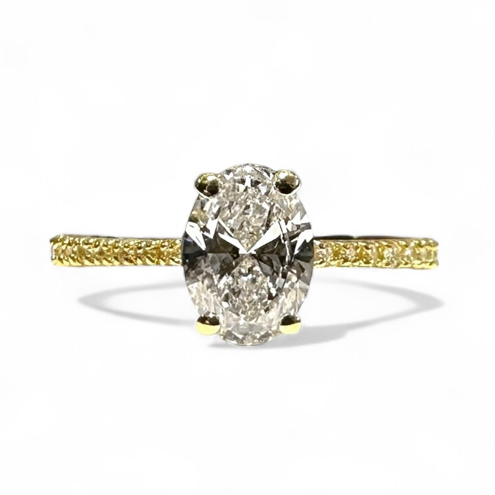 1.00 CT OVAL CUT SOLITAIRE PAVÉ RING