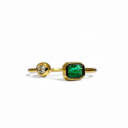 EMERALD BUTTON RING