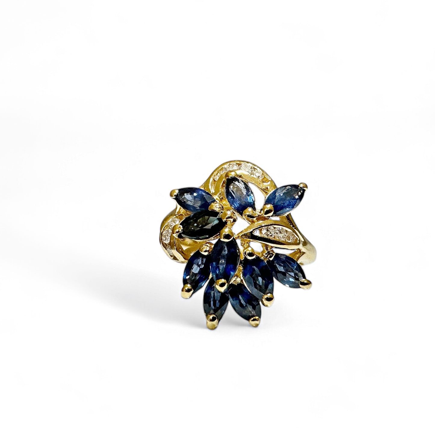 VINTAGE SAPPHIRE DIAMOND CLUSTER RING