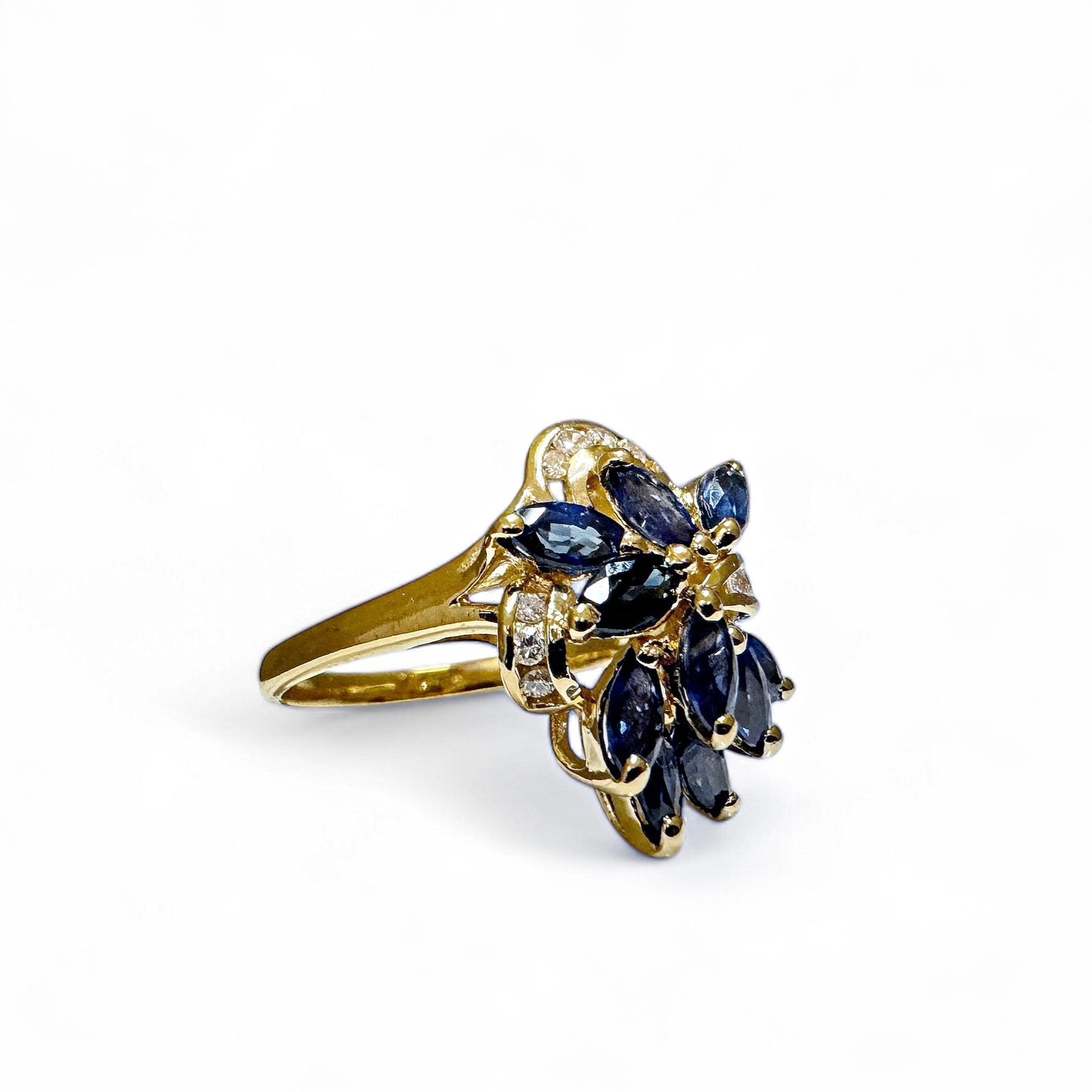 VINTAGE SAPPHIRE DIAMOND CLUSTER RING